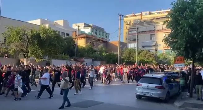 Atmosfera pranë ”Arenës Kombëtare” para finales/ Mbërrijnë tifozët e Vllaznisë, ‘ndizen’ festimet… (Video)