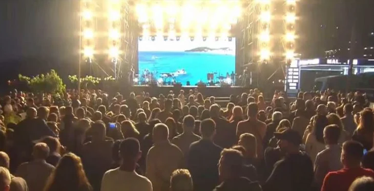 Atmosferë festive në Himarë/ Çelet sezoni turistik, i pranishëm Edi Rama (Video)