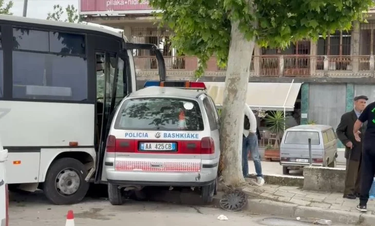 Autobusi përplaset me makinën e policisë bashkiake në Fier, disa të lënduar
