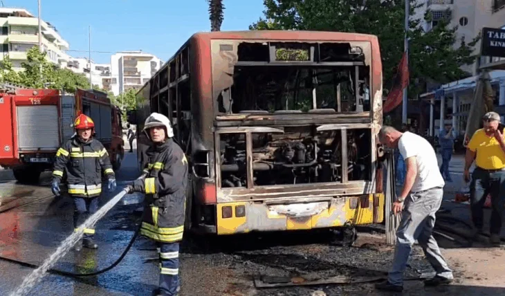 Autobuzi i linjës Durrës-Plazh përfshihet nga flakët, nuk ka të lënduar