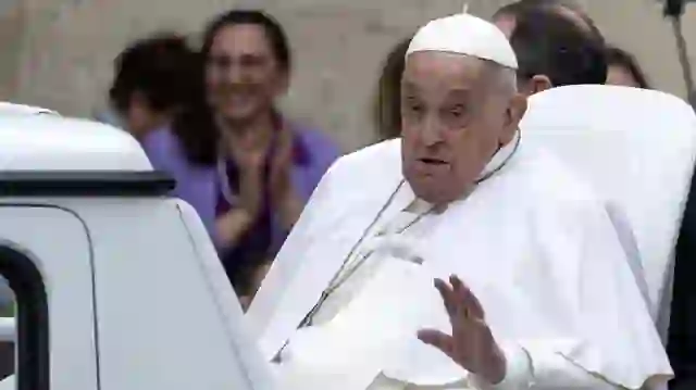Automjeti i Papa Françeskut shndërrohet në një klinikë të lëvizshme për fëmijët në Rripin e Gazës