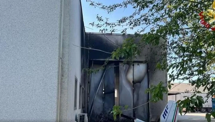 Avioni i vogël rrëzohet në Itali, përfundon në depon e një magazine, një i vdekur