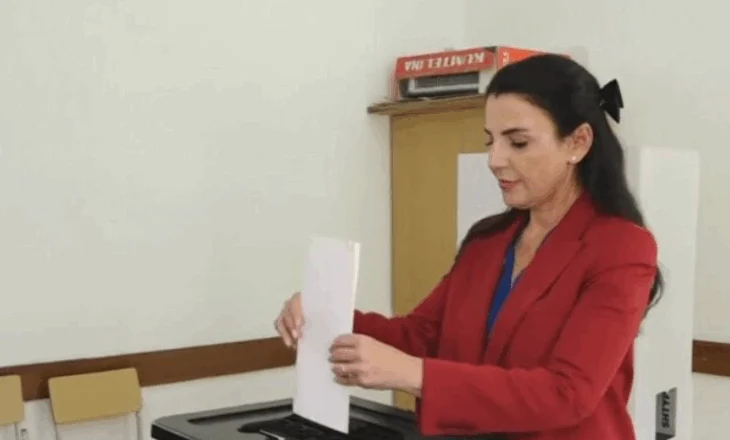 Balluku voton në Fier: I bëj thirrje shqiptarëve, mos ta çojnë votën dëm!