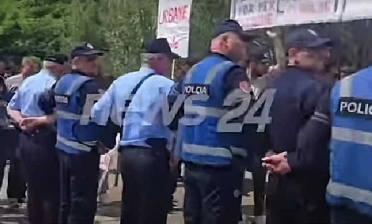 Banorët e Hotolishtit sërish në protestë, bllokojnë aksin kombëtar