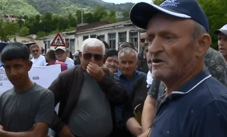 Banorët e Hotolishtit shpërthejnë ndaj Belinda Ballukut: Na mashtron ajo k*rva e m*tit!