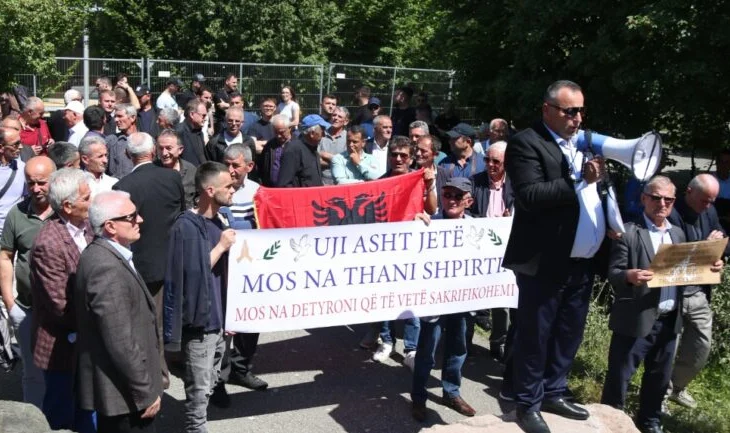 Banorët e Kaçinarit protestë para ministrisë së Infrastrukturës: Balluku të vijë këtu!
