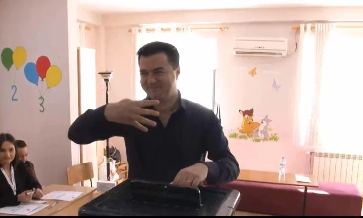 Basha voton bashkë me vajzën: Sot keni një të drejtë të çmuar!