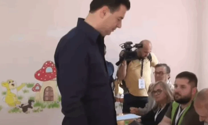 Basha voton bashkë me vajzën, thirrje të rinjve: Sot keni një të drejtë të çmuar!