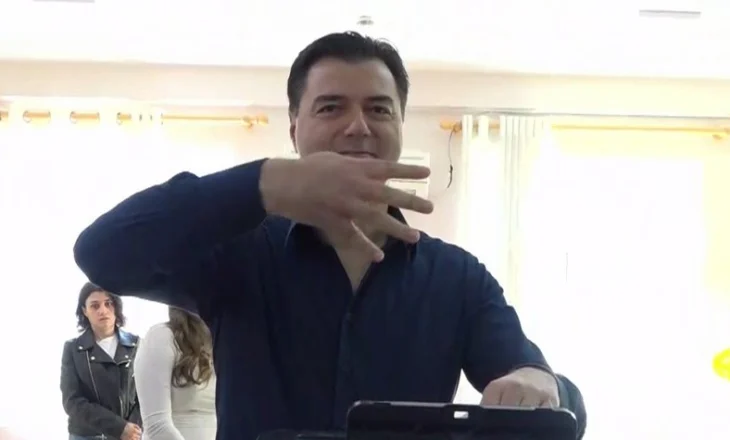 Basha voton me vajzën, thirrje të rinjve: Votoni për të ardhmen tuaj!