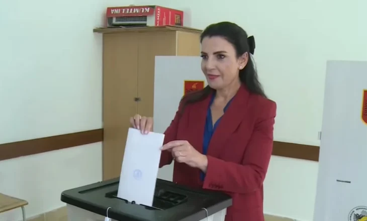 Belinda Balluku voton në Fier, thirrje qytetarëve për të zgjedhur dhe akuza për PD-në: Futen në QV dhe i bëjnë presion komisionerëve