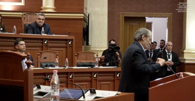 Berisha-Gonxhes: Ti je një bandit! Mbyllet pas 15 minutash me tensione seanca plenare