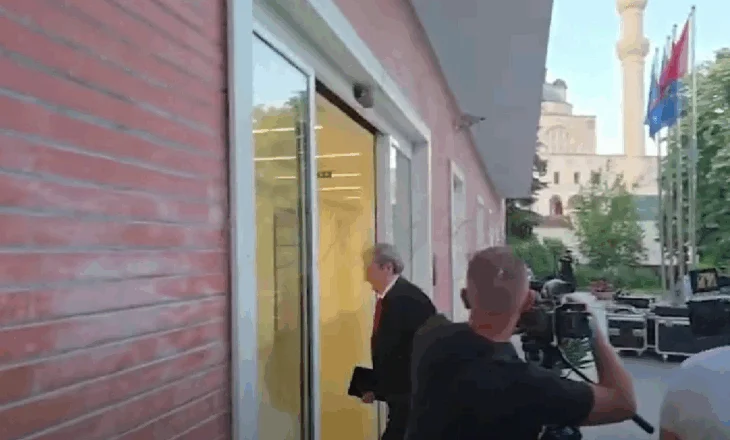Berisha hyn në selinë blu, takim me drejtuesit politikë pas humbjes së thellë në zgjedhje