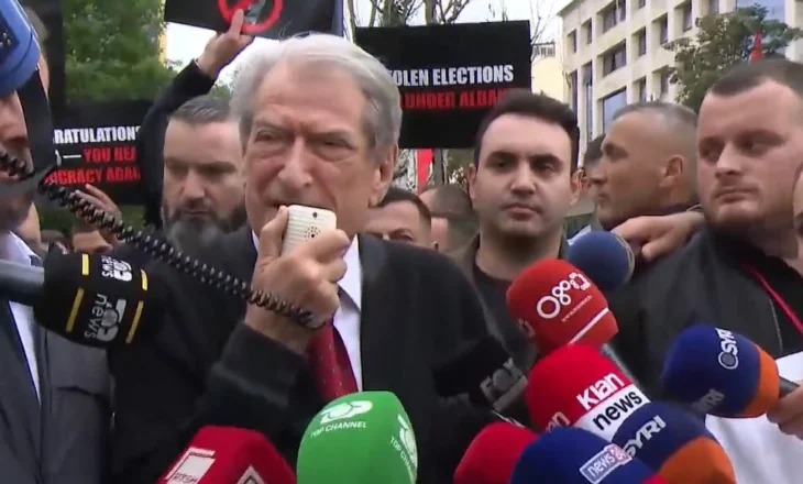 Berisha i bashkohet protestës pas mbërritjes nga Brukseli: Njoha miqtë europianë me krimet zgjedhore, Rama do të marrë përgjigjen e merituar