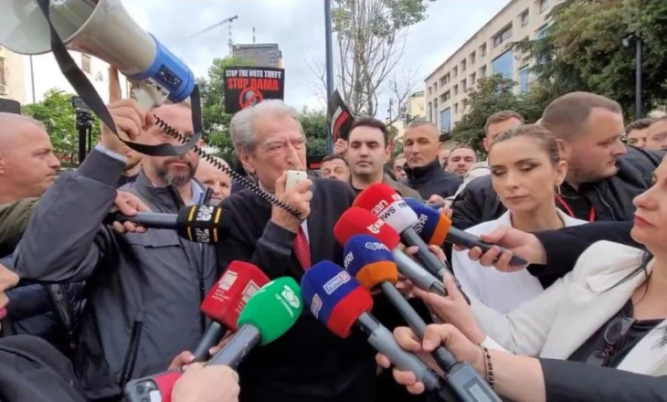 Berisha kthehet nga Brukseli dhe i bashkohet protestës: Rama kurrë nuk do të qëndrojë në atë karrige