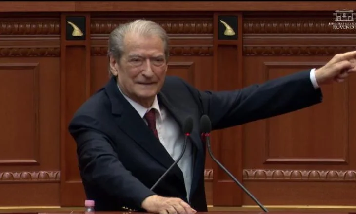 Berisha në Kuvend: 11 maji farsë elektorale! I kthehet Spiropali: Koha juaj ka perënduar