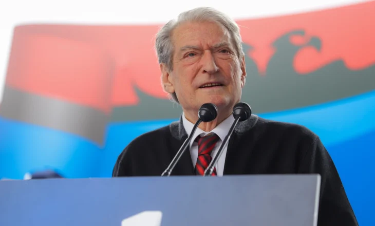 Berisha takim në Burrel, mban një minutë heshtje për Dëshmorët: Ne do u rikthejmë lirinë dhe dinjitetin shqiptarëve