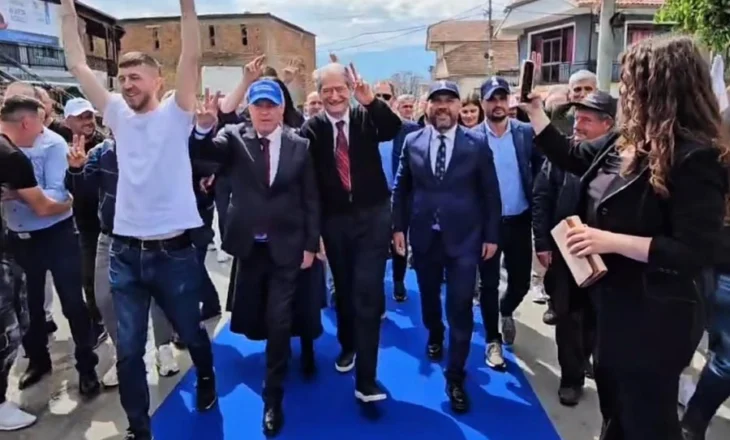 Berisha takim në Maqellarë/ Qytetarët i shtrojnë tapetin blu…