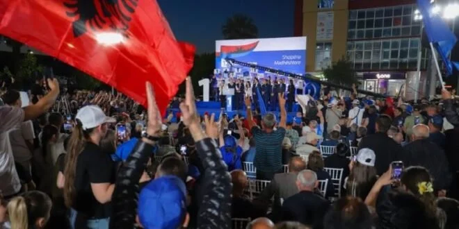 Berishës i dhurojnë kupën me numrin 1 në Kurbin: Njishi është numri i perëndisë, i fitores!