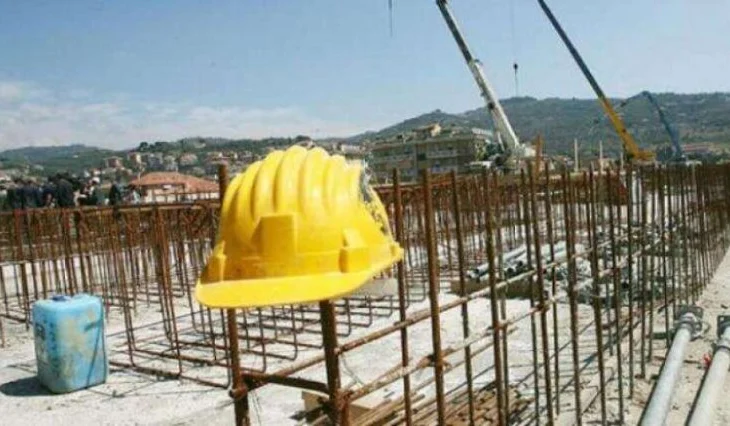 Bie nga lartësia e pallatit, humb jetën punëtori i huaj në Tiranë