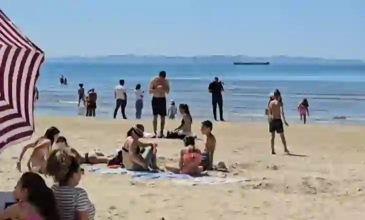 Bikini në vend të marshimeve, qytetarët mbushin plazhin e Durrësit për 1 Maj