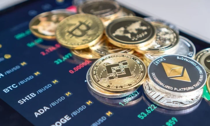 Bitcoin vendos rekord të ri ndërsa analistët thonë se altcoin-et e kanë radhën