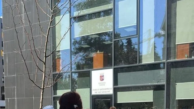 Bizneset bëhen “çorap” me taksat e Bashkisë Tiranë, nuk dinë çfarë po paguajnë, penalizime të padrejta