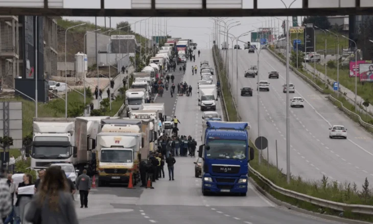 Bizneset protestojnë në Prishtinë, bllokojnë rrugët, kundërshtojnë daljen në treg të lirë për energjinë