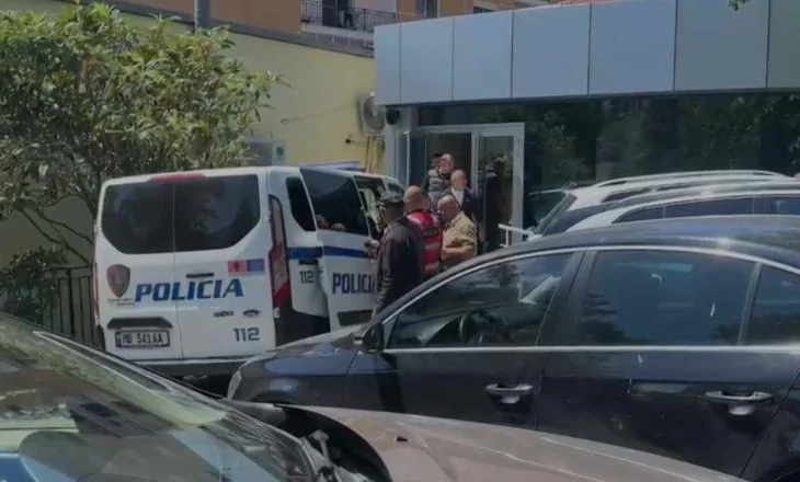 Bllokoi me makinë Renuar Kolën me pretendimin se blinte vota, Gjykata lë në detyrim paraqitje burrin e Elda Hotit dhe shokun e tij