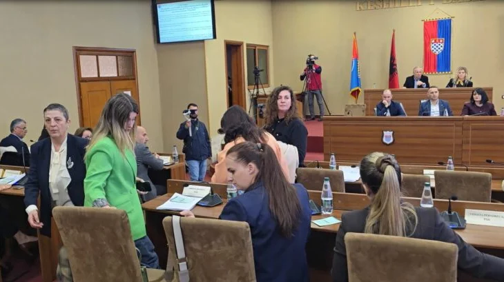 Bojkotohet sërish Këshilli Bashkiak në Shkodër/ PSD kundër Becit, akuza për konflikt interesi në plazhin e Velipojës