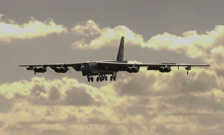 Bombarduesit amerikanë B-52H zbarkojnë në bazën ajrore të Morón, mes tensioneve me Rusinë