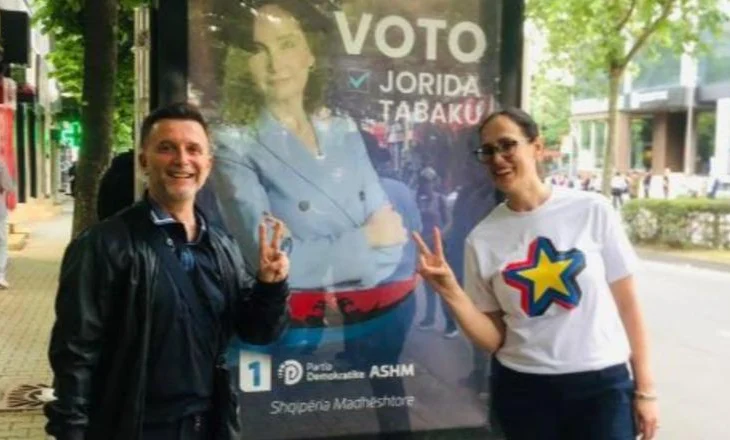 Braçe dhe ministrja e PS-së bëjnë foto para posterit të Jorida Tabakut