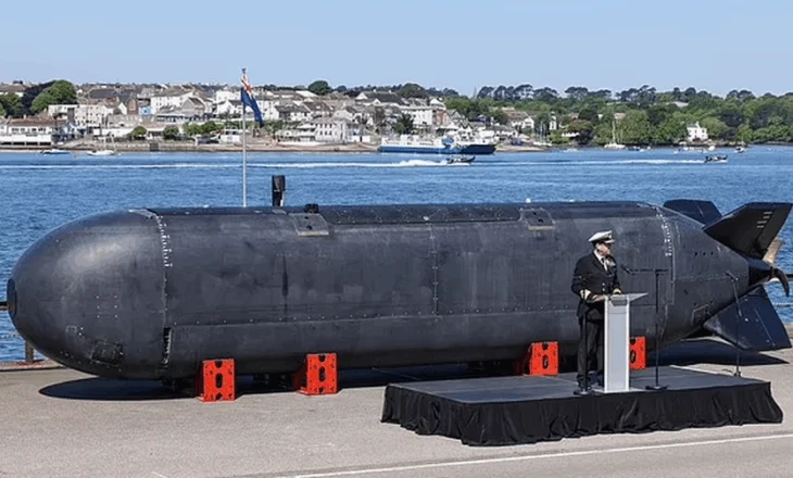 Britania hedh në Detin e Veriut nëndetësen pa pilot për të ndalur “flotën hije” të Rusisë