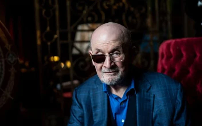 Burri që tentoi të vriste Salman Rushdie dënohet me 25 vite burg, të fshehtat e sulmit të tmerrshëm