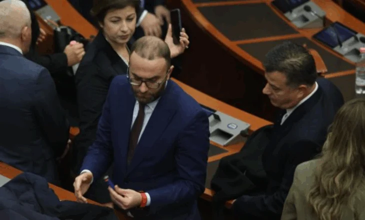 Çfarë do të ndodhë në parlament? Bardhi u dërgon mesazh deputetëve: Nesër do të…