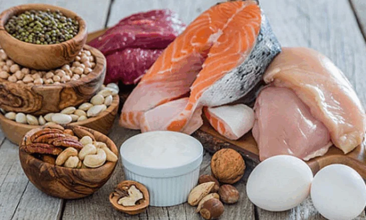 Çfarë ndodh me organizmin kur konsumoni më shumë proteina seç duhet
