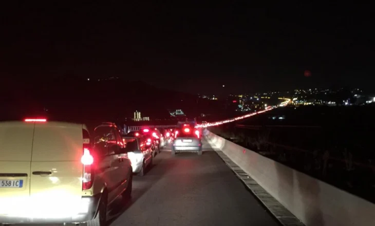 Çfarë ndodhi? Elbasani i “paralizuar” nga trafiku, radhë kilometrike automjetesh në disa rrugë