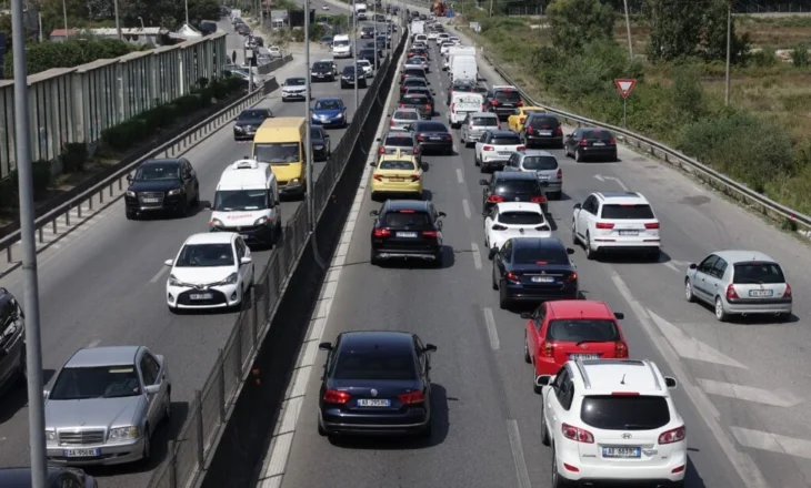 Çfarë ndodhi? Radhë kilometrike në Tiranë-Durrës, lëvizje e ngadaltë në të dy drejtimet