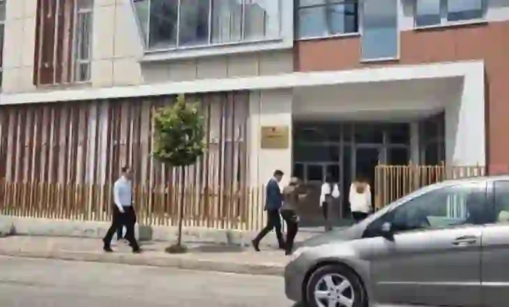 Çfarë ndodhi? SPAK ‘zbarkon’ në Elbasan, kontroll në banesën e një biznesmeni të njohur (Detaje)