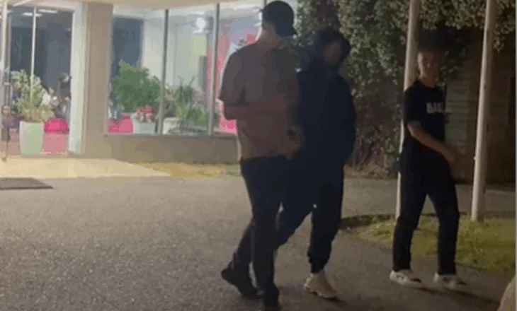 Çfarë po ndodh? Edhe reperi Noizy shkon në selinë e PS