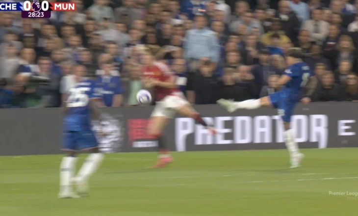 Chelsea kërkon penallti, arbitri dhe VAR “heshtin”. Anulohet goli i Maguire për centimetra (FOTOT)