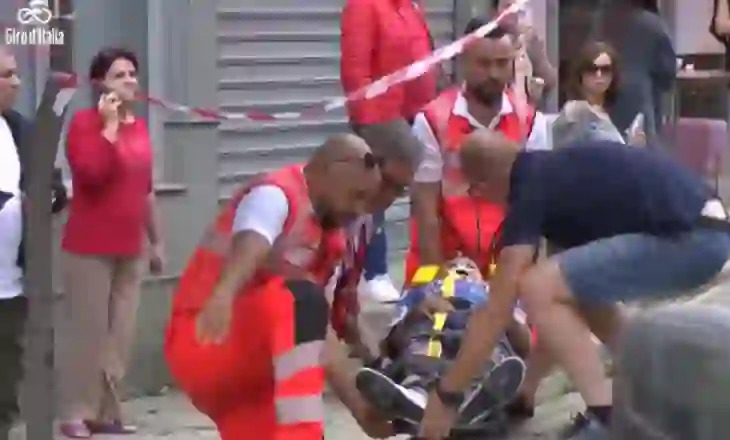 Çiklisti përplaset gjatë “Giro d’Italia” në Tiranë, transportohet me urgjencë drejt spitalit