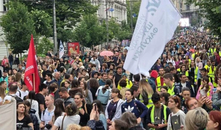 “Çohu Serbi”/ Protestë masive studentore në 32 qytete të Serbisë, bllokohen dy ura kryesore në Beograd