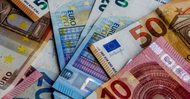 Depozitat në euro ranë me 0.4% gjatë tremujorit të parë të vitit, efekt i prurjeve më të ulëta valutore