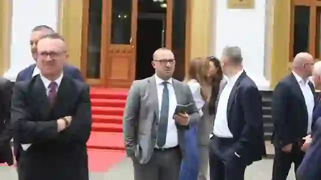 Deputetët aktuale u rikthyen sot në Kuvend, nga zhgënjimi te gëzimi, ja deklaratat e tyre për zgjedhjet e 11 majit