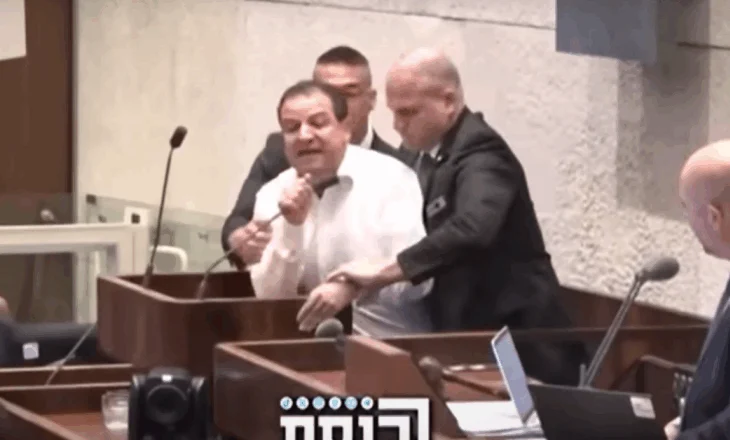 Deputeti arabo-izraelit u tërhoq zvarrë nga podiumi i Knessetit pasi foli për “gjenocidin në Gaza”