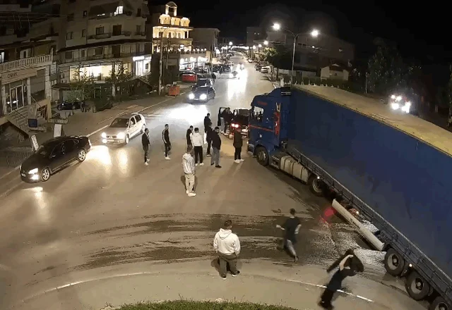 Deputeti i PD dhe vëllai i tij godasin me grushte shoferin e kamionit (VIDEO)