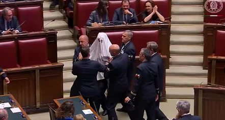 Deputeti italian shfaqet në Parlament i veshur si fantazmë për “të trembur” Melonin