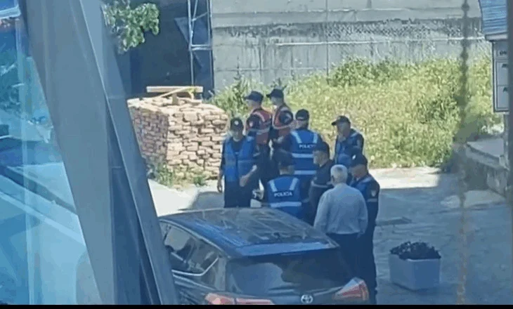 Detaje nga plagosja e 5 personave në Laç/ Pas sherrit, i riu qëlloi me automatik drejt një makine