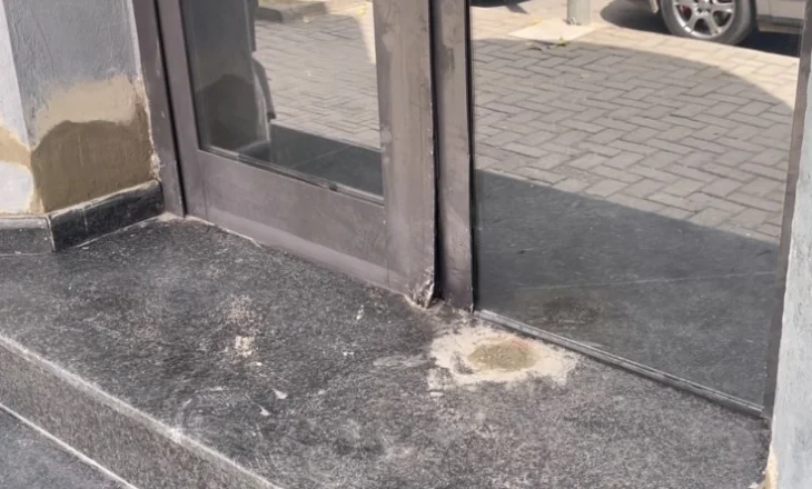 Detajet nga shpërthimi në Berat/ Eksplozivi në derën e lokalit, mesazh për djalin e pronarit