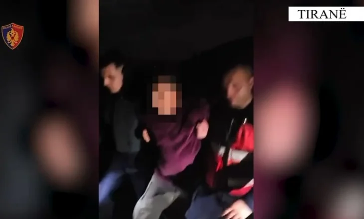 Dhunoi gruan, fëmijët dhe qëlloi me armë në drejtim të policisë, pranga 45 vjeçarit